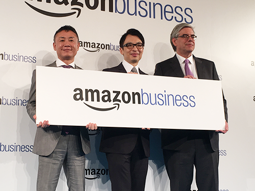 アマゾンビジネスの発表を行う星健一事業部長（左）、ジャスパー・チャン（中央）、Sティーブ。フレイザーヴァイスプレジデント（右）